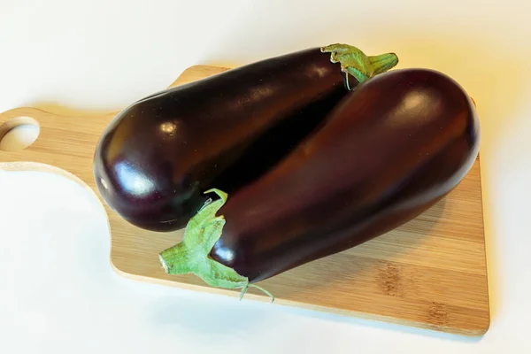 Aubergine Fraîche Mûre Sur Planche Découper — Photo