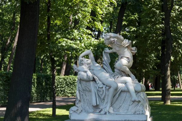 夏季花园的雕塑作品 丘比特与精神病 收到了俄罗斯圣彼得堡的老公园 夏季花园 — 图库照片