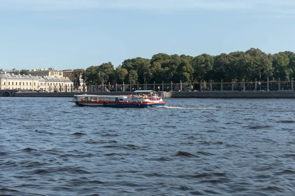 Saint Petersburg Russia August 2018 Pleasure Boats Tourists Float Rivers — Stock Photo, Image
