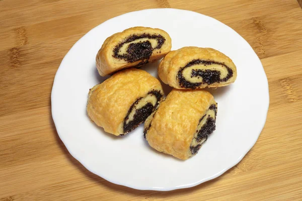 Biscoitos Saborosos Doces Com Sementes Papoila Fundo Madeira — Fotografia de Stock