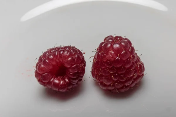 Frambuesas Maduras Sobre Fondo Blanco Cerca — Foto de Stock