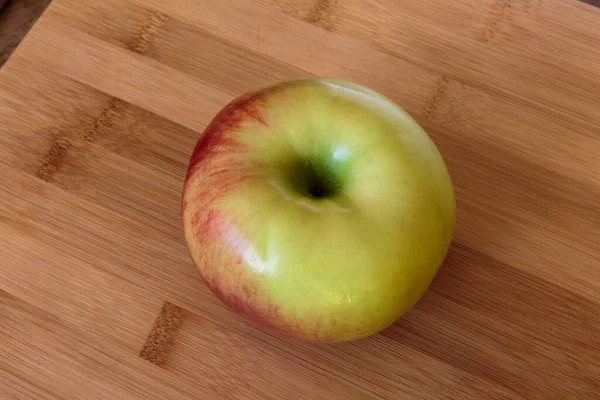 Saftiger Apfel Isoliert Auf Holzgrund — Stockfoto