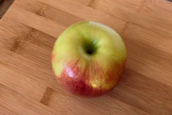 Соковите Яблуко Ізольоване Дерев Яному Фоні — стокове фото