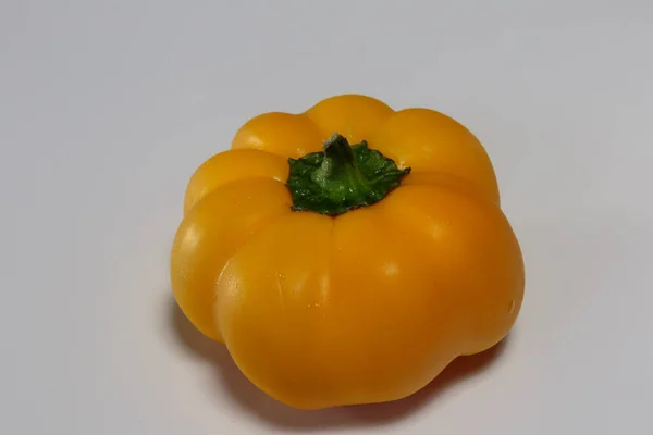 Gelber Paprika Wassertropfen Isoliert Auf Weißem Hintergrund Veganes Essen — Stockfoto