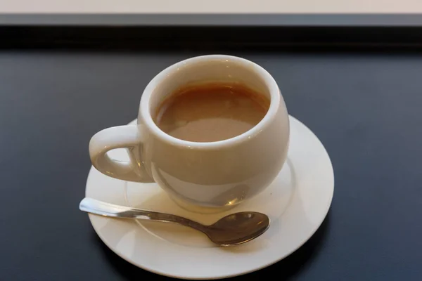 Café Negro Una Taza Blanca Sobre Fondo Gris Nadie Aislado — Foto de Stock