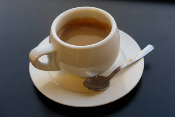 Café Negro Una Taza Blanca Sobre Fondo Gris Nadie Aislado — Foto de Stock