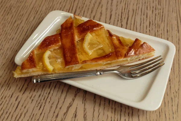 Tepside limon reçeli taze tatlı hamur işleri. Tatlı çöl yakınlaşması.