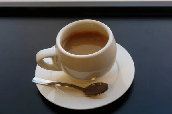 Café Negro Una Taza Blanca Sobre Fondo Gris Nadie Aislado — Foto de Stock