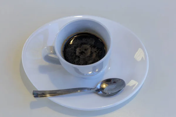 Café Negro Una Taza Blanca Sobre Fondo Blanco Nadie Aislado — Foto de Stock