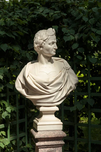 Statue Des Sommergartens Römischer Kaiser Cäsar Kopieren Alter Öffentlicher Park lizenzfreie Stockbilder