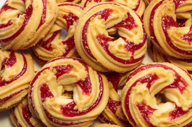 Çilek reçelli kurabiyeler, çilekli kurabiye, yakın plan..