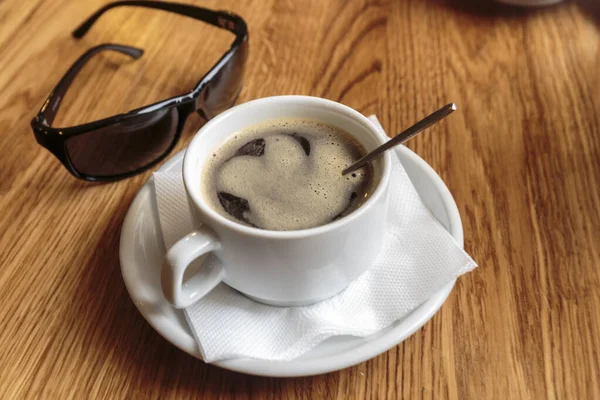 Una Taza Café Para Almuerzo Negocios Día Soleado Nadie Aislado — Foto de Stock