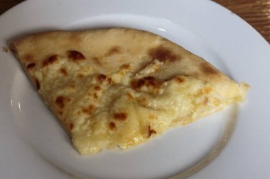 Tabakta taze peynirli pizza, İtalyan ve Kafkasyalı geleneksel aperatif, yemeye hazır..