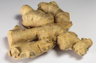 Beyaz arka planda zencefil kökü, Asya yemekleri ve popüler Asya baharatı..