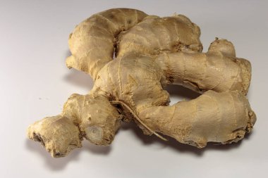 Beyaz arka planda zencefil kökü, Asya yemekleri ve popüler Asya baharatı..