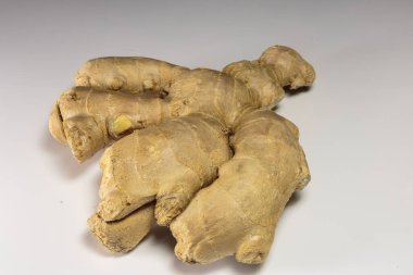 Beyaz arka planda zencefil kökü, Asya yemekleri ve popüler Asya baharatı..