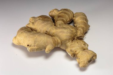 Beyaz arka planda zencefil kökü, Asya yemekleri ve popüler Asya baharatı..