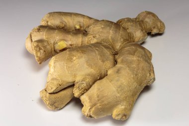 Beyaz arka planda zencefil kökü, Asya yemekleri ve popüler Asya baharatı..