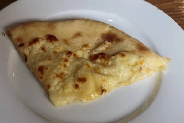 Tabakta Taze Peynirli Pizza Talyan Kafkasyalı Geleneksel Aperatif Yemeye Hazır — Stok fotoğraf