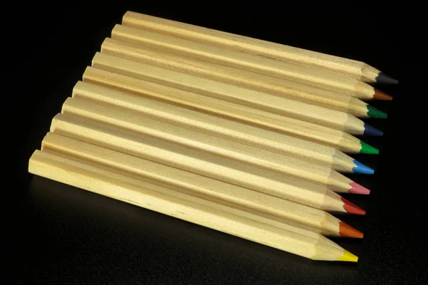 Lápices Ordinarios Coloridos Madera Aislados Sobre Fondo Oscuro Equipo Educación — Foto de Stock