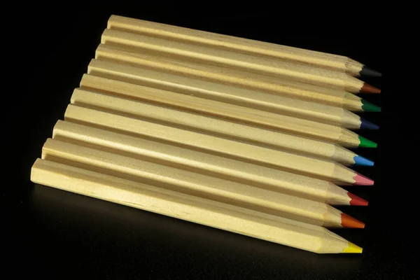 Lápices Ordinarios Coloridos Madera Aislados Sobre Fondo Oscuro Equipo Educación — Foto de Stock