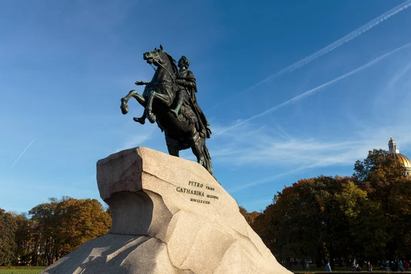 Saint Petersburg ロシア 2018年10月10日 青銅のHorsemanは サンクトペテルブルクの上院広場にあるPeter Greatの記念碑です 天明2年 1782年 — ストック写真