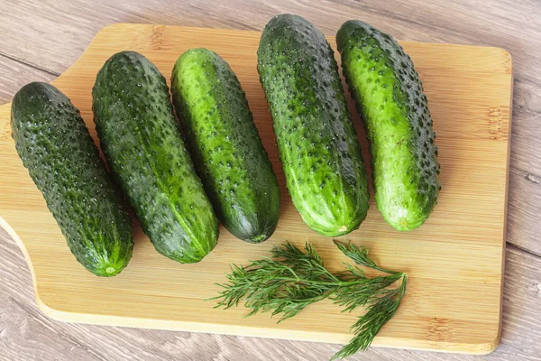 Concombres Frais Sur Une Planche Découper Produits Frais Marché Fermier — Photo