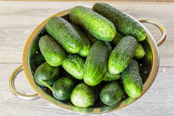 Frische Gurken Einem Sieb Über Holzgrund Frische Produkte Vom Bauernmarkt — Stockfoto