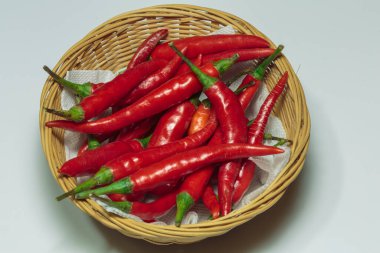Saman sepetinde kırmızı kırmızı biber kabukları.