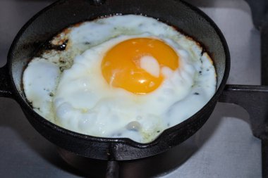 Kızartma tavasında organik yumurta. Çevre dostu yemek..