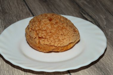 Krem şantili taze ekler..