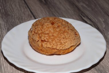 Krem şantili taze ekler..