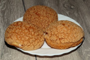 Krem şantili taze ekler..