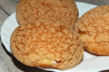 Krem şantili taze ekler..