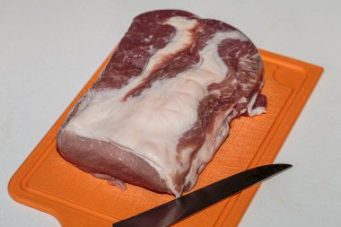 Kesme tahtasında çiğ domuz eti..