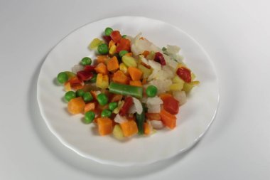 Haşlanmış sebze karışımı, diyet kavramı olarak. Vejetaryen yemeği. Kahvaltıda sebze. Beyaz arkaplan.