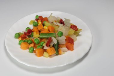 Haşlanmış sebze karışımı, diyet kavramı olarak. Vejetaryen yemeği. Kahvaltıda sebze. Beyaz arkaplan.