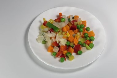 Haşlanmış sebze karışımı, diyet kavramı olarak. Vejetaryen yemeği. Kahvaltıda sebze. Beyaz arkaplan.