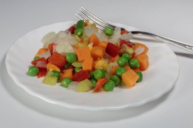 Haşlanmış sebze karışımı, diyet kavramı olarak. Vejetaryen yemeği. Kahvaltıda sebze. Beyaz arkaplan.