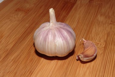 Kesme tahtasındaki sarımsağın başı. Hasat 2018.