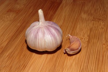 Kesme tahtasındaki sarımsağın başı. Hasat 2018.