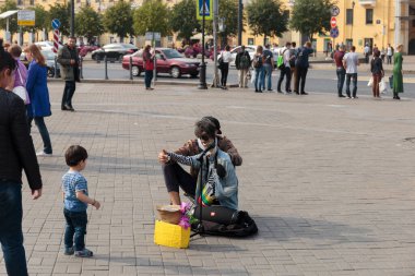 SAINT-PETERSBURG, Rusya, Eylül, 08, 2018. Çocuk ve sokak kuklacısı. Kukla tiyatrosu sanatçısı yoldan geçenleri şehir sokaklarında eğlendiriyor. Ek kazanç iş kavramı.