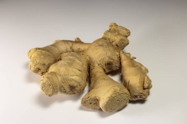 Beyaz arka planda zencefil kökü, Asya yemekleri ve popüler Asya baharatı..