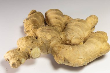 Beyaz arka planda zencefil kökü, Asya yemekleri ve popüler Asya baharatı..