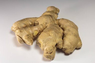 Beyaz arka planda zencefil kökü, Asya yemekleri ve popüler Asya baharatı..