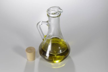 Kavanozda zeytinyağı var, beyaza izole edilmiş. Vejetaryen yemeğinin içeriği.