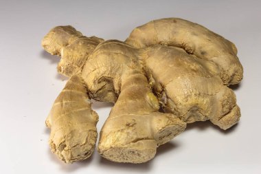 Beyaz arka planda zencefil kökü, Asya yemekleri ve popüler Asya baharatı..