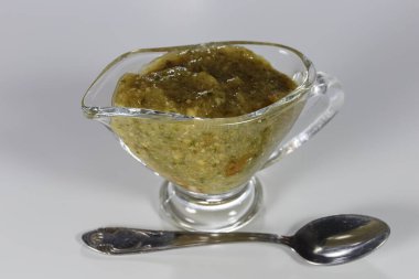 Cam soslu fesleğenli sos sosu beyaza izole edilmiş..