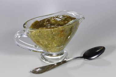 Cam soslu fesleğenli sos sosu beyaza izole edilmiş..