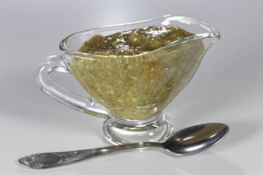 Cam soslu fesleğenli sos sosu beyaza izole edilmiş..